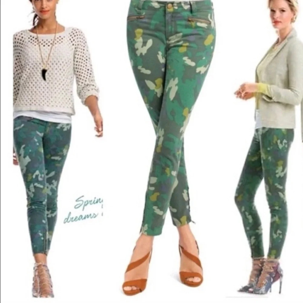 Great condition CAbi women’s skinny jeans clover camo size 6 ankle zippers